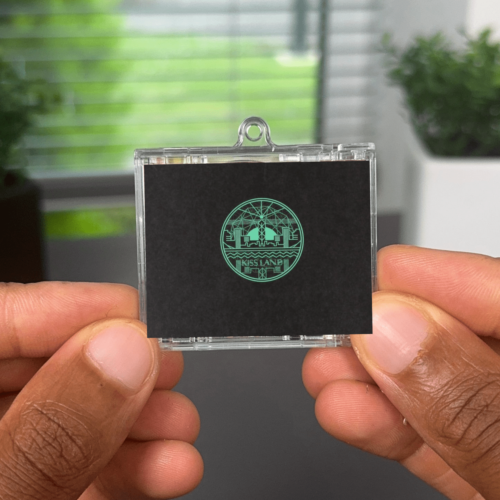 Kiss Land Albumtag